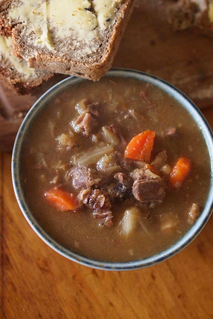 Beef and vegetable stew with bread